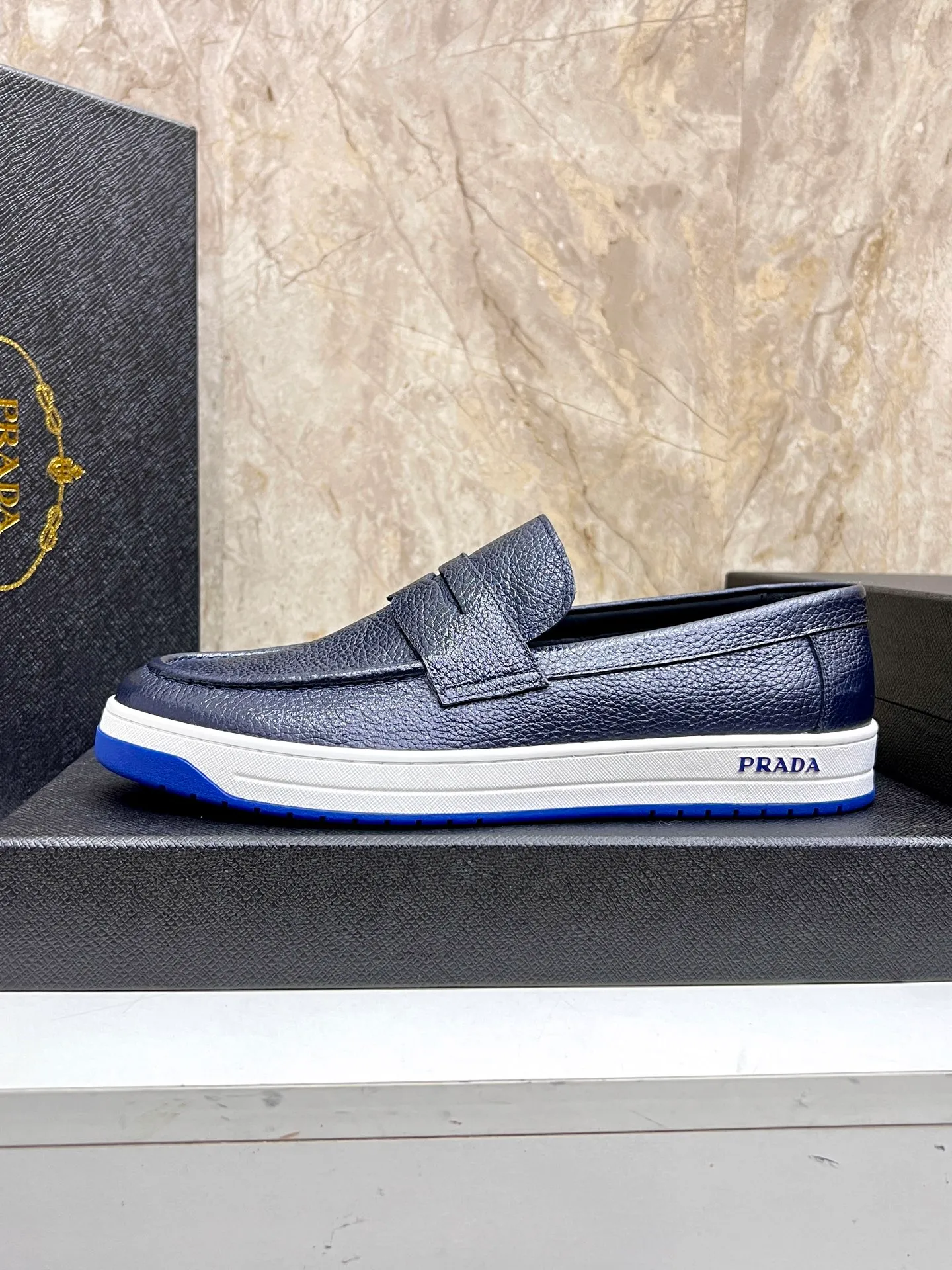💰620 Prada classic men’s lace-up casual shoes｜Imported cowhide upper｜Layered stitching design on the upper Lightweight and breathable｜Soft and comfortable｜PRADA letters on the side｜Distinctive sporty style Showing the brand style｜Lightweight embossed rubber sole｜With cowhide foot pad lining｜Excellent foot feel Fashionable and elegant｜Size: 38-44 (customized at 45)